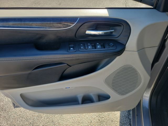 Used 2016 Chrysler Town & Country Touring FWD image 20