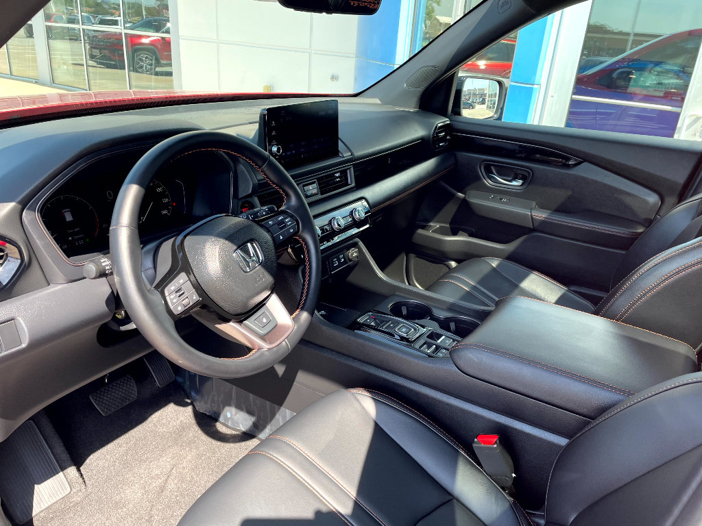 Used 2025 Honda Pilot TrailSport image 13