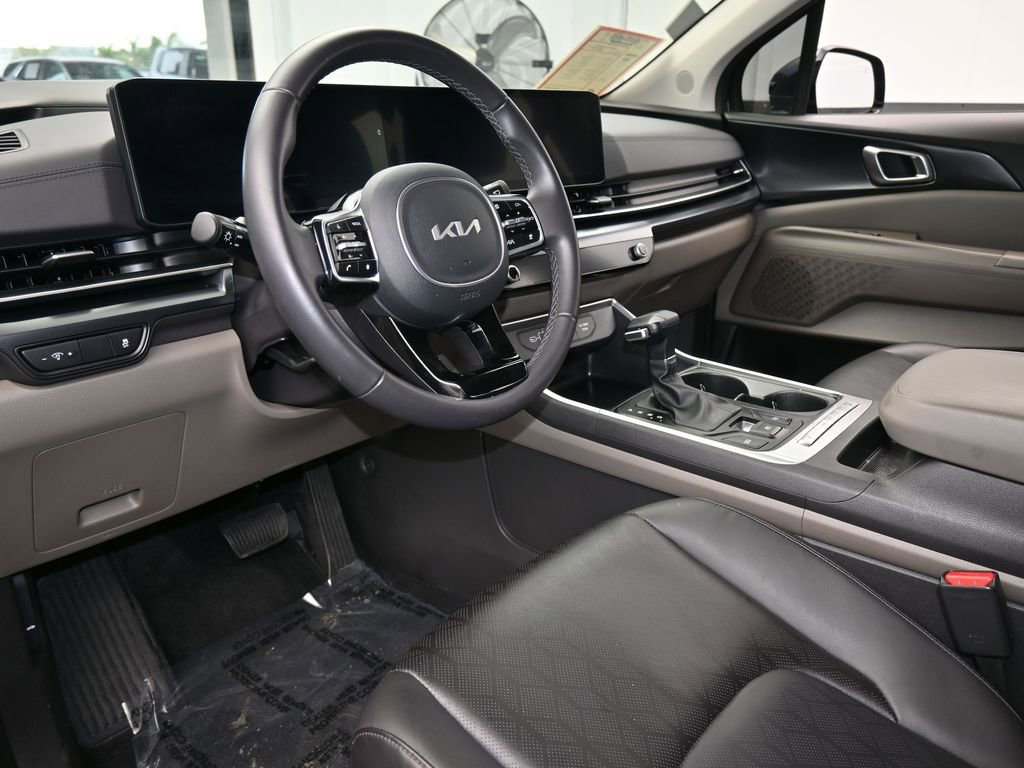 Used 2025 Kia Carnival image 12