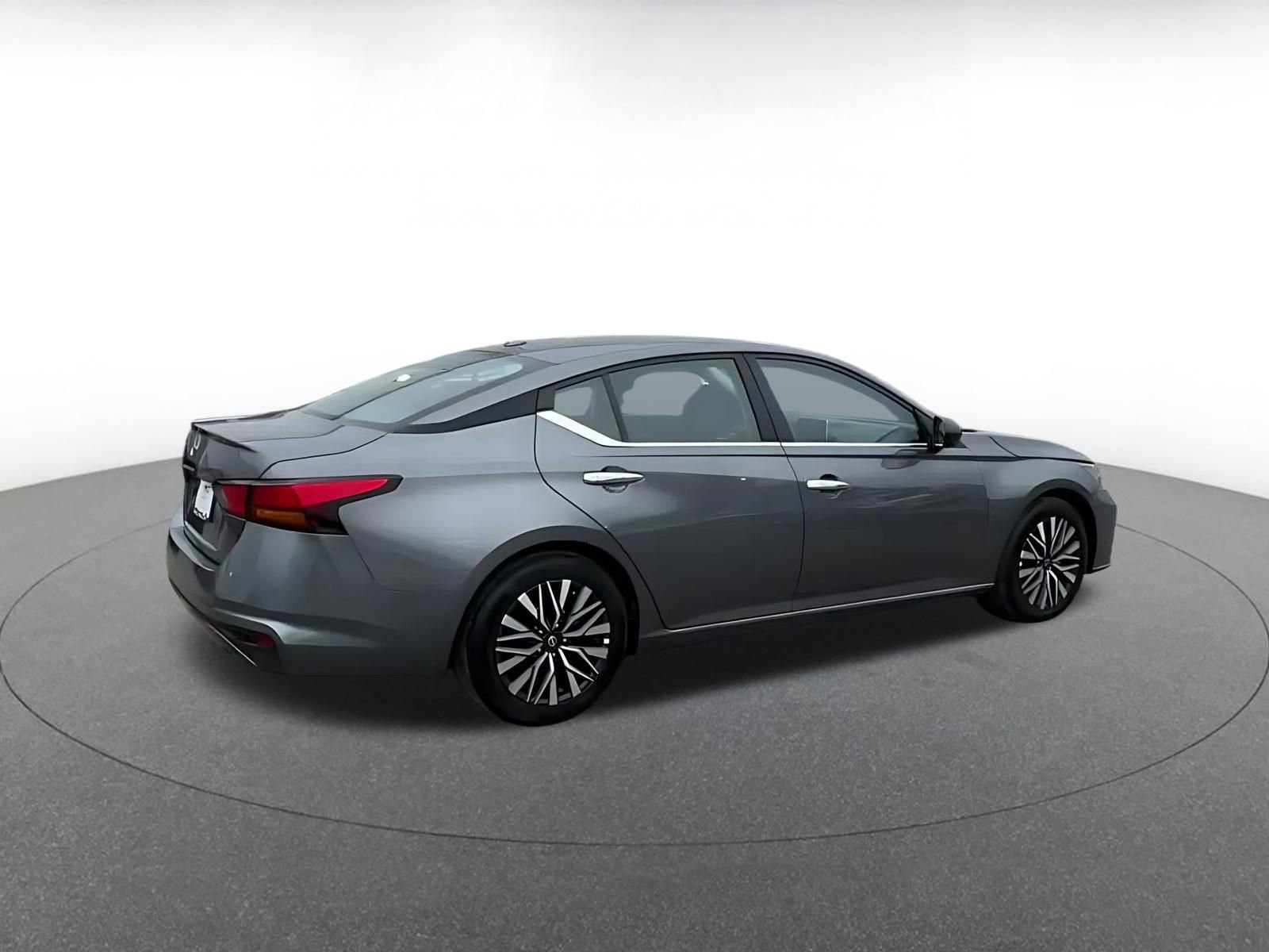 Used 2025 Nissan Altima 2.5 SV image 15