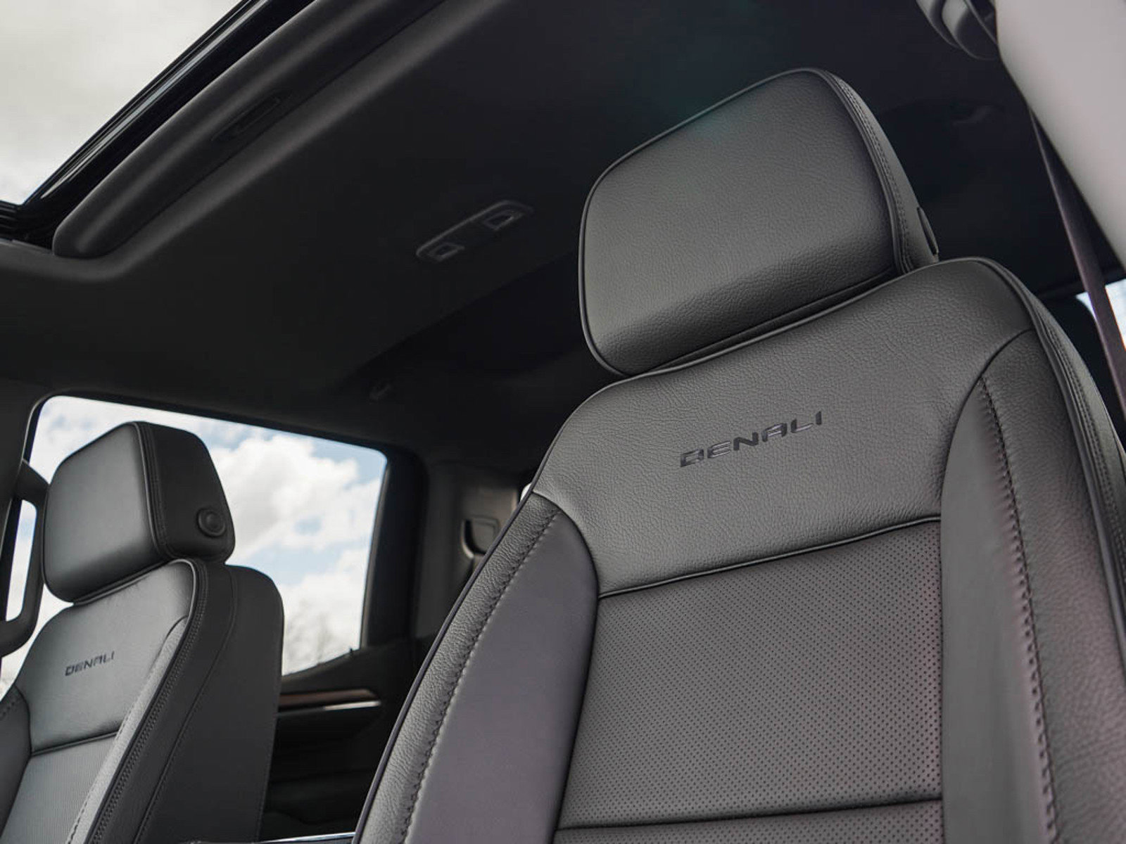 New 2025 GMC Sierra 1500 Denali w/ Denali Reserve Package image 18