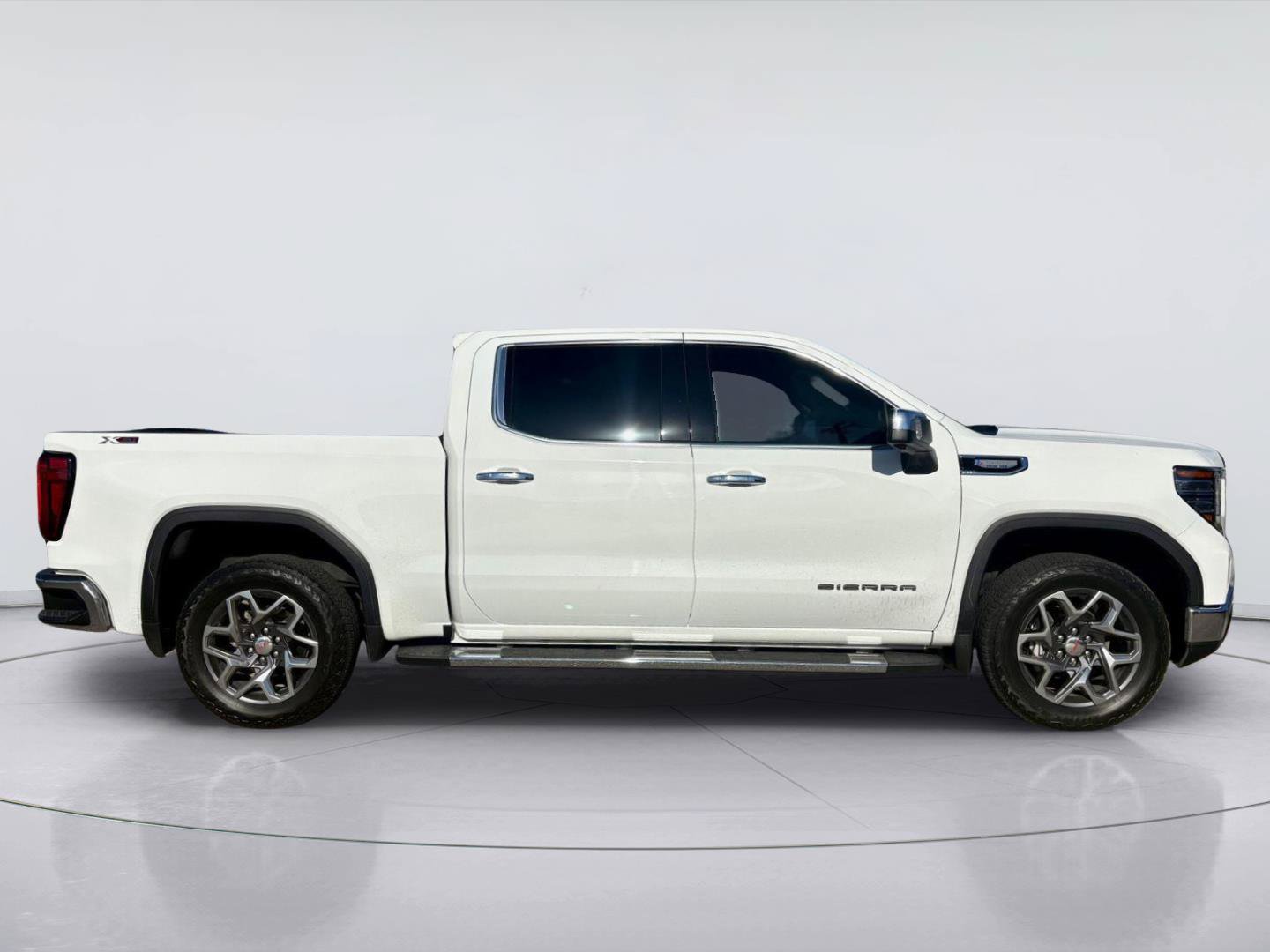 Used 2025 GMC Sierra 1500 SLT AWD/4WD image 2