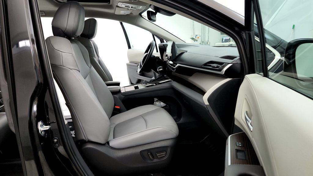 Certified 2023 Toyota Sienna XLE AWD/4WD image 17