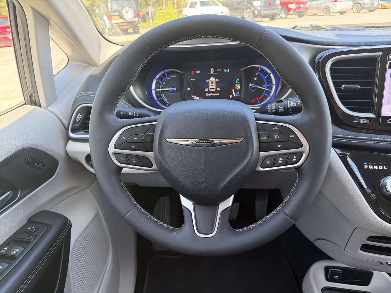 Used 2024 Chrysler Pacifica Limited FWD image 13
