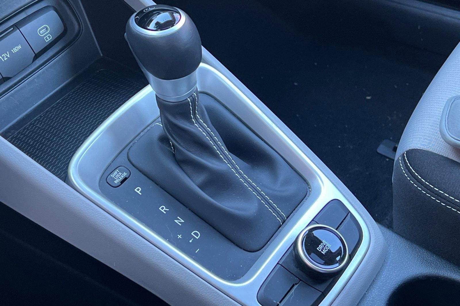 Certified 2025 Hyundai Venue SEL image 28