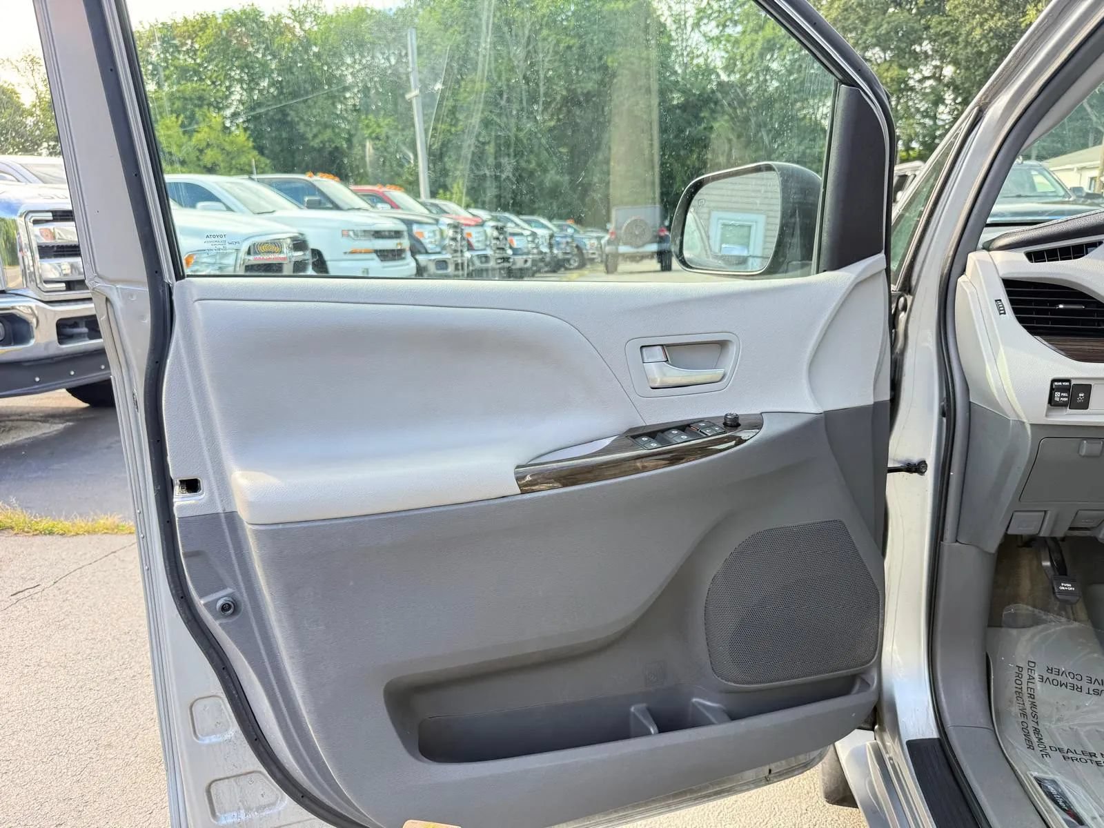 Used 2017 Toyota Sienna XLE w/ Outdoor Package FWD image 23