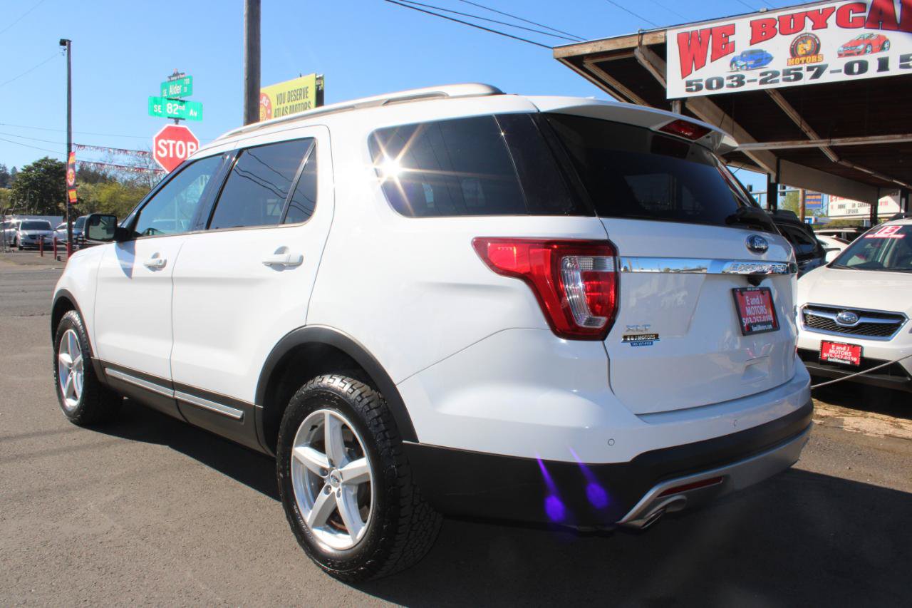 Used 2017 Ford Explorer XLT AWD/4WD image 4
