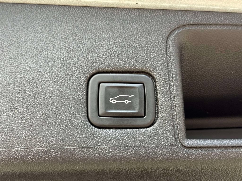 Used 2023 GMC Terrain SLT w/ LPO, Floor Liner Package FWD image 18