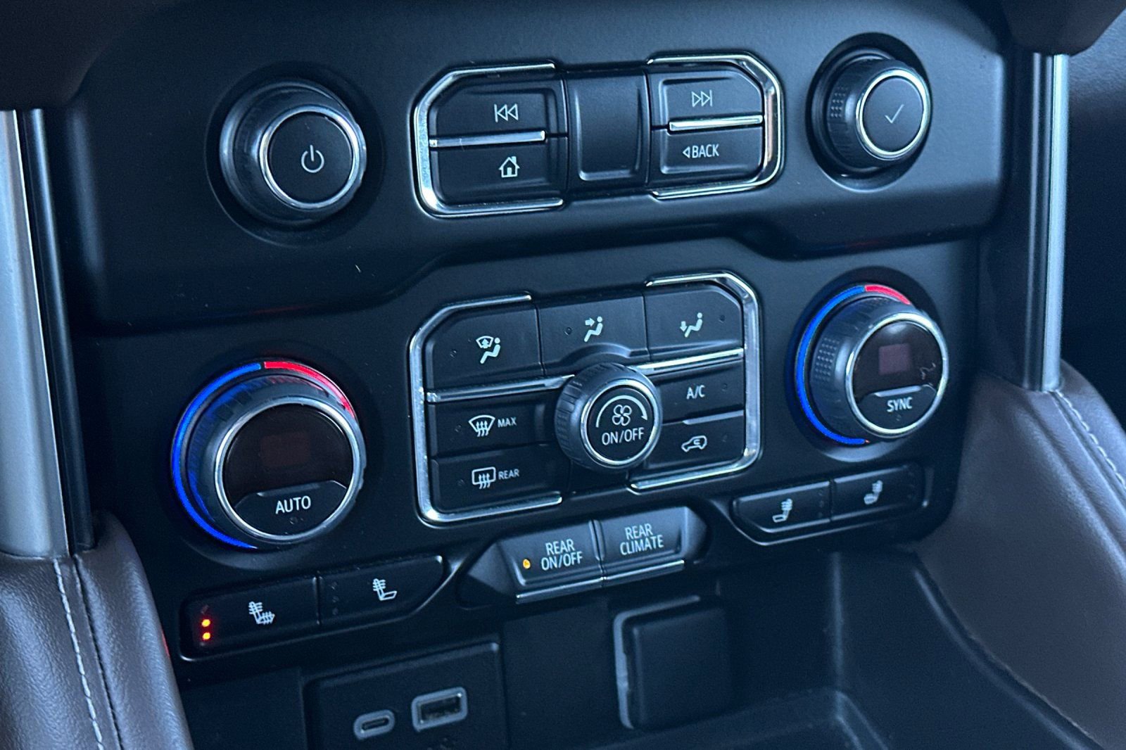 Used 2024 Chevrolet Suburban LT image 30