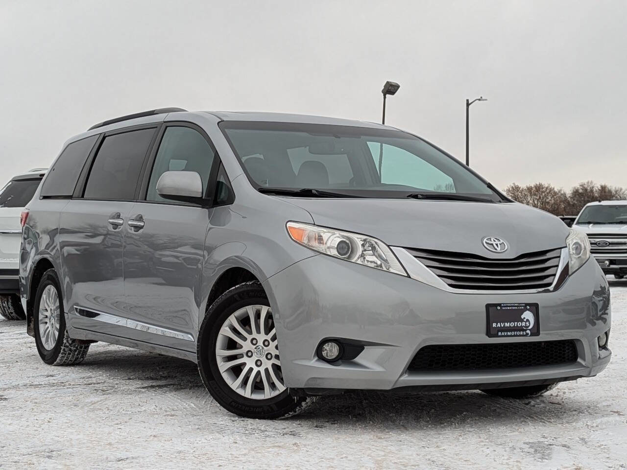 Used 2017 Toyota Sienna XLE w/ XLE Navigation Package image 28