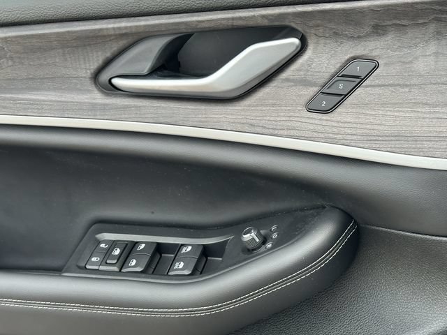 Used 2023 Jeep Grand Cherokee Limited AWD/4WD image 23