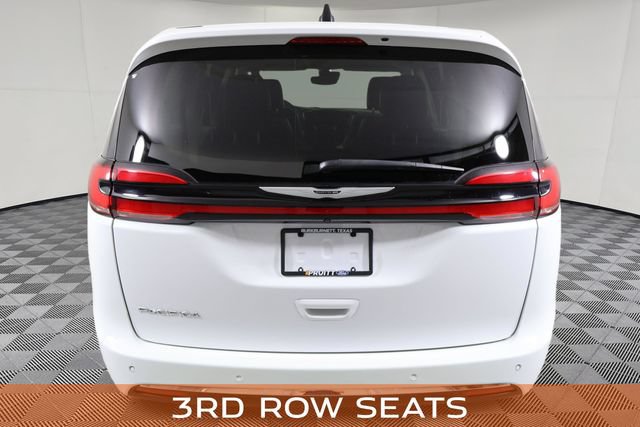 Used 2024 Chrysler Pacifica Touring-L FWD image 8