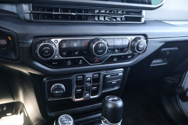 Used 2024 Jeep Wrangler Unlimited Sahara AWD/4WD image 12