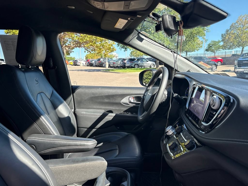 Used 2023 Chrysler Pacifica Touring-L w/ S Appearance Package FWD image 35