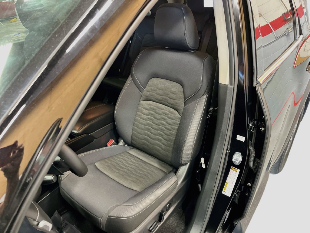 Used 2025 Nissan Pathfinder SV w/ Black Appearance Package AWD/4WD image 18