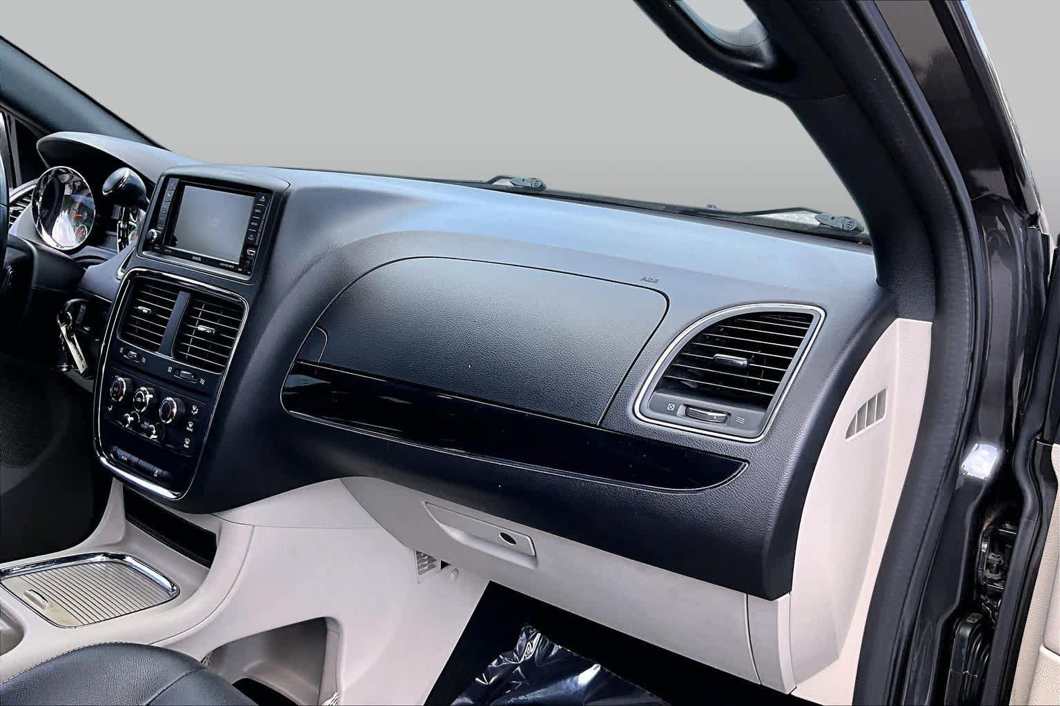 Used 2019 Dodge Grand Caravan SXT FWD image 18