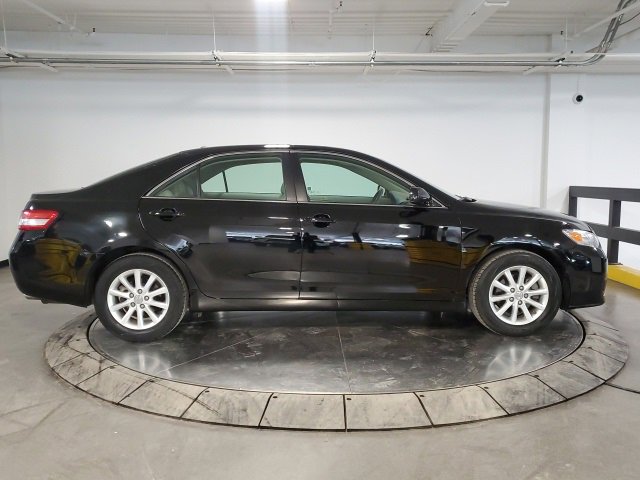 Used 2011 Toyota Camry XLE w/ SE/XLE Extra-Value Pkg image 9