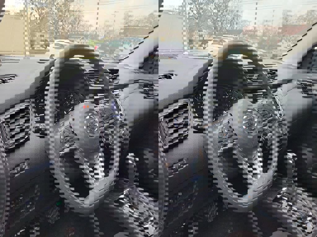 Used 2020 Nissan Rogue Sport S image 17