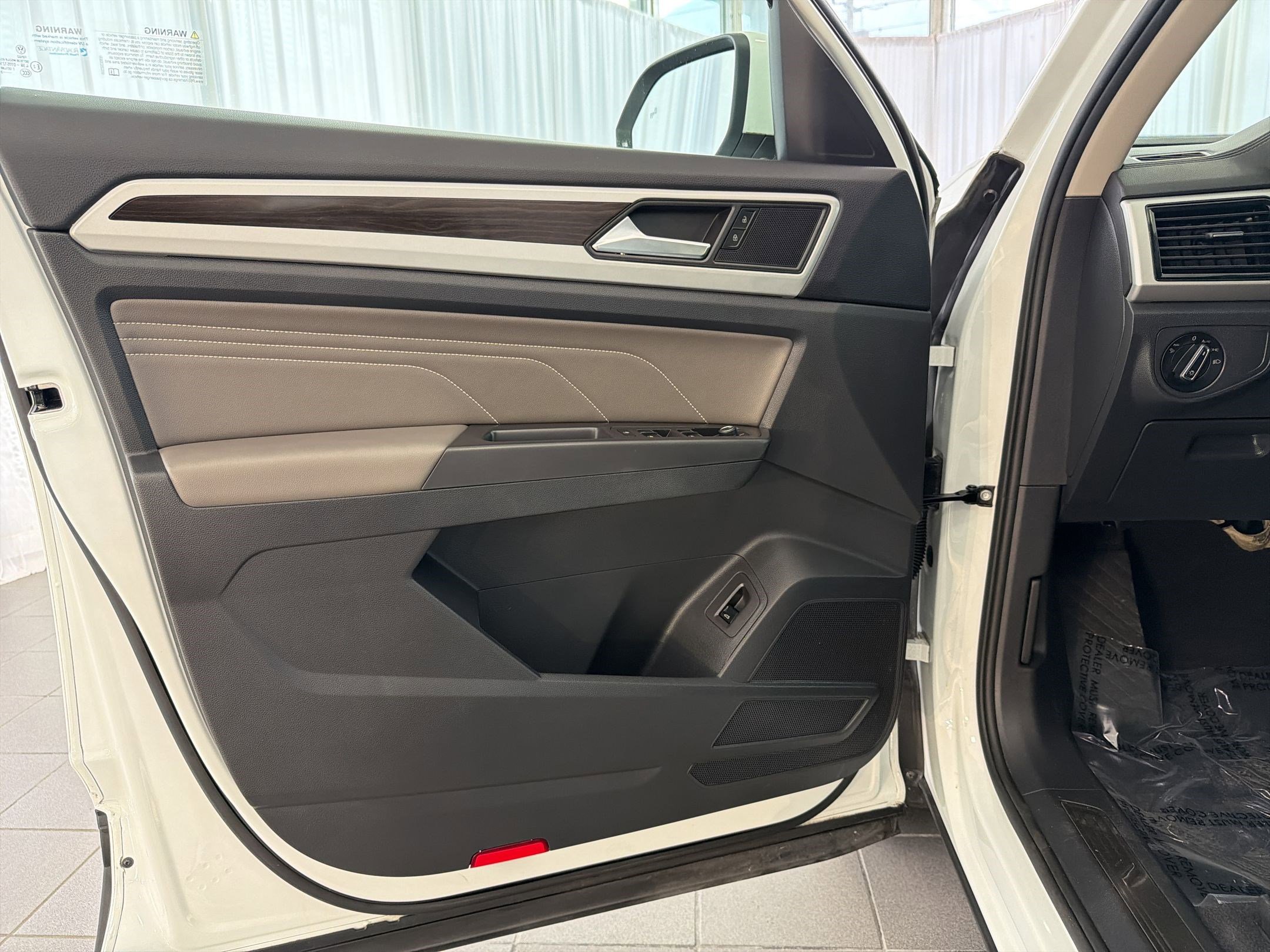 Used 2023 Volkswagen Atlas SE w/ Panoramic Sunroof Package image 22