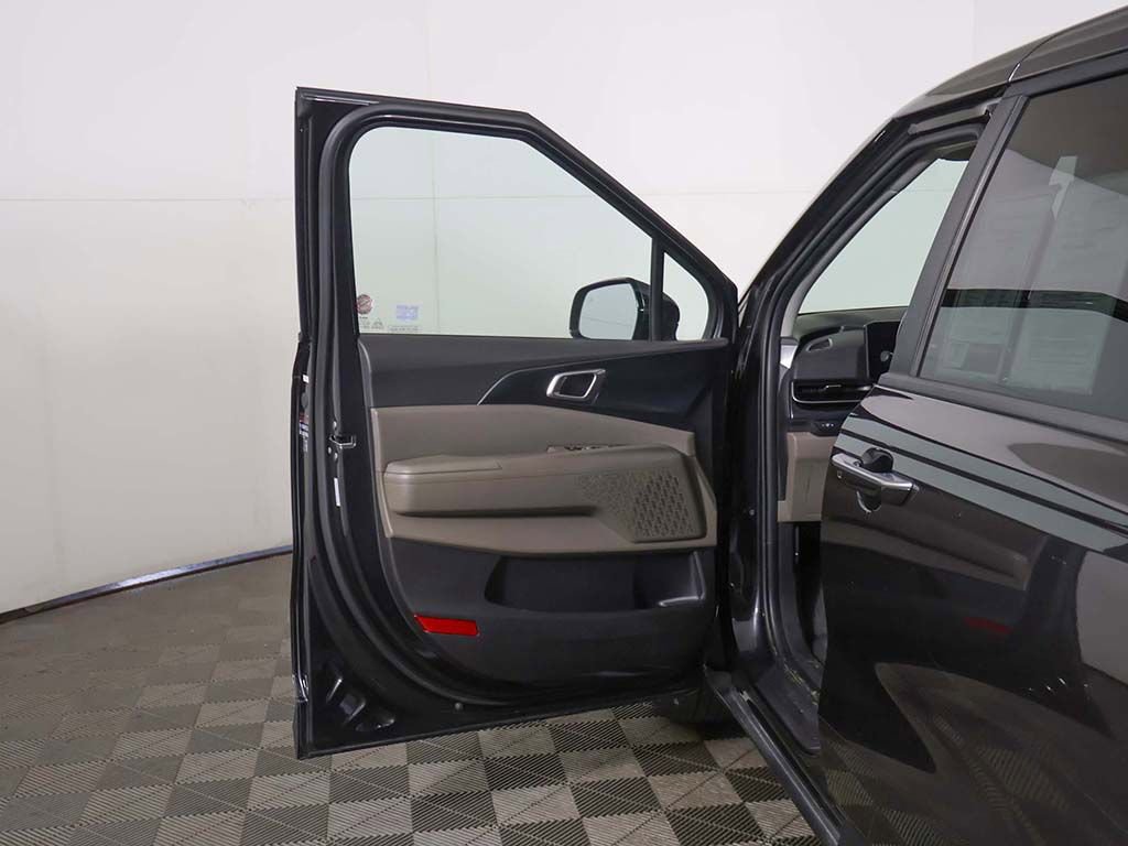 Used 2025 Kia Carnival FWD image 19