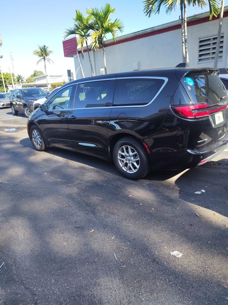 Used 2025 Chrysler Pacifica Select FWD image 2