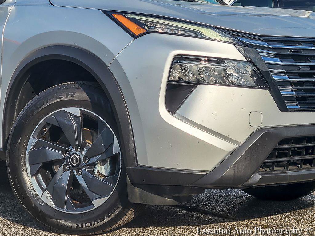 Used 2024 Nissan Rogue SV AWD/4WD image 5