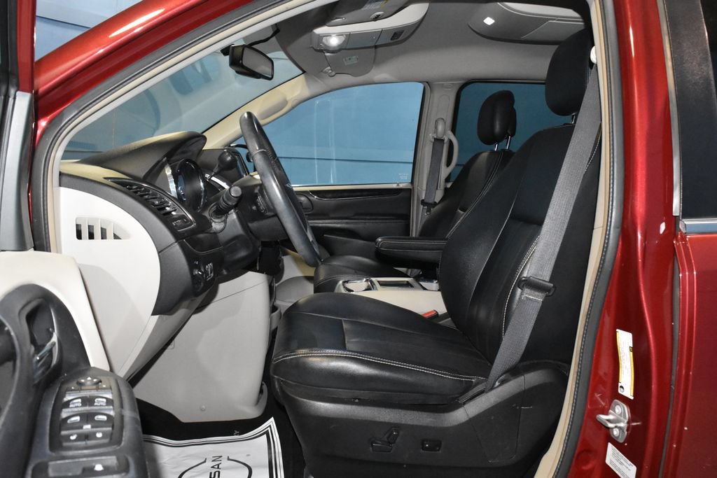 Used 2016 Chrysler Town & Country Touring FWD image 6