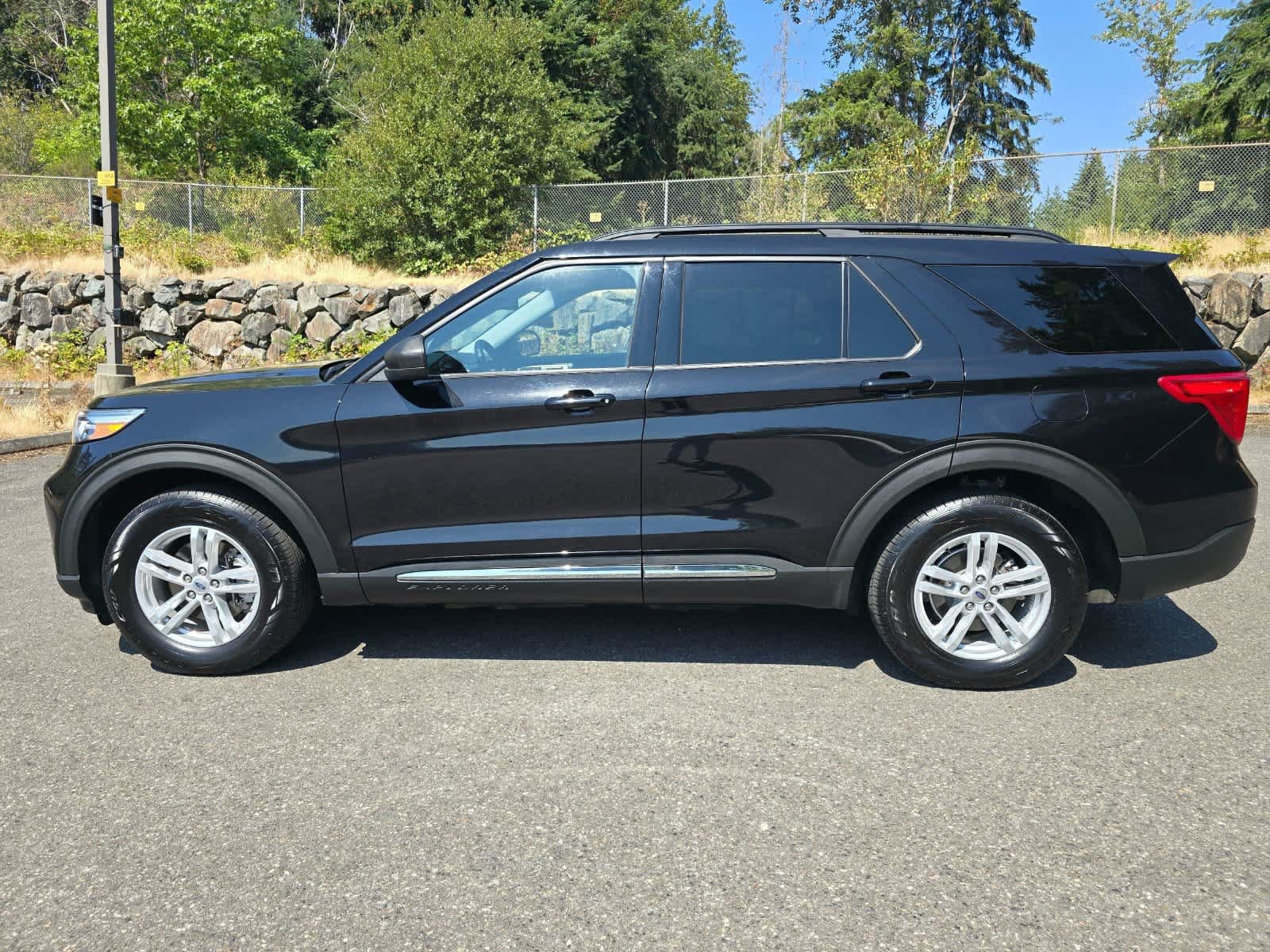 Used 2021 Ford Explorer XLT w/ Equipment Group 202A AWD/4WD image 3