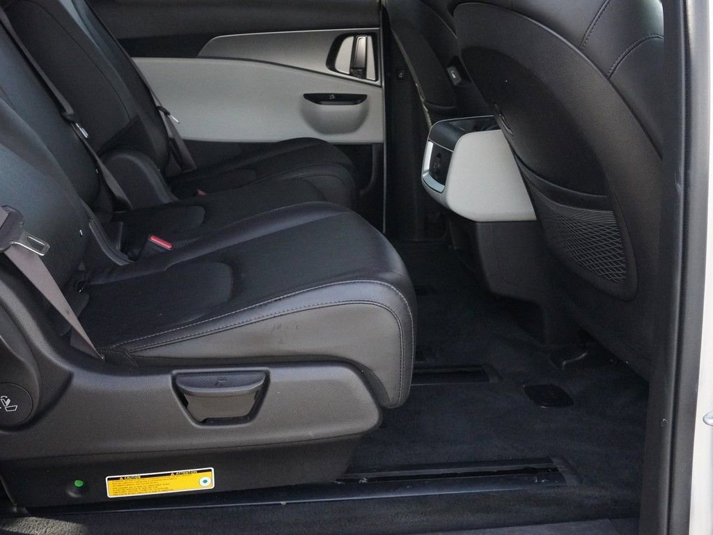 Used 2023 Kia Carnival LX image 30