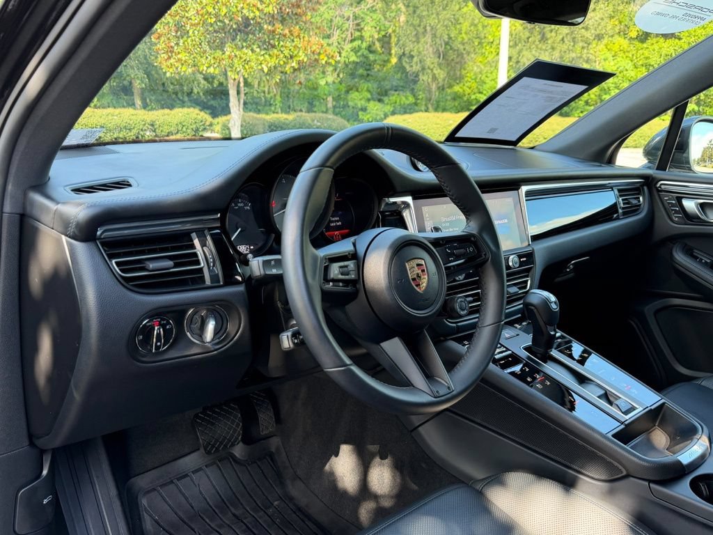 Certified 2025 Porsche Macan S AWD/4WD image 4