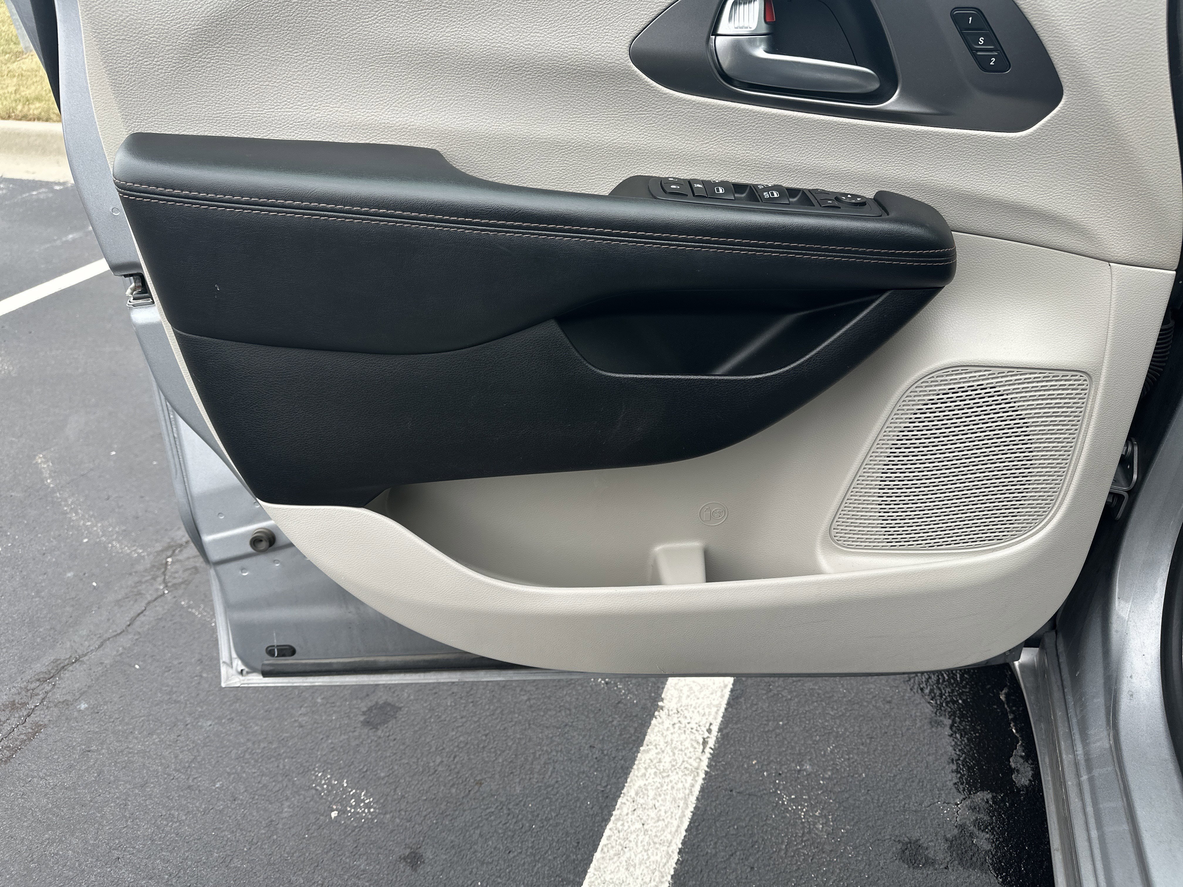 Used 2020 Chrysler Pacifica Touring-L image 14