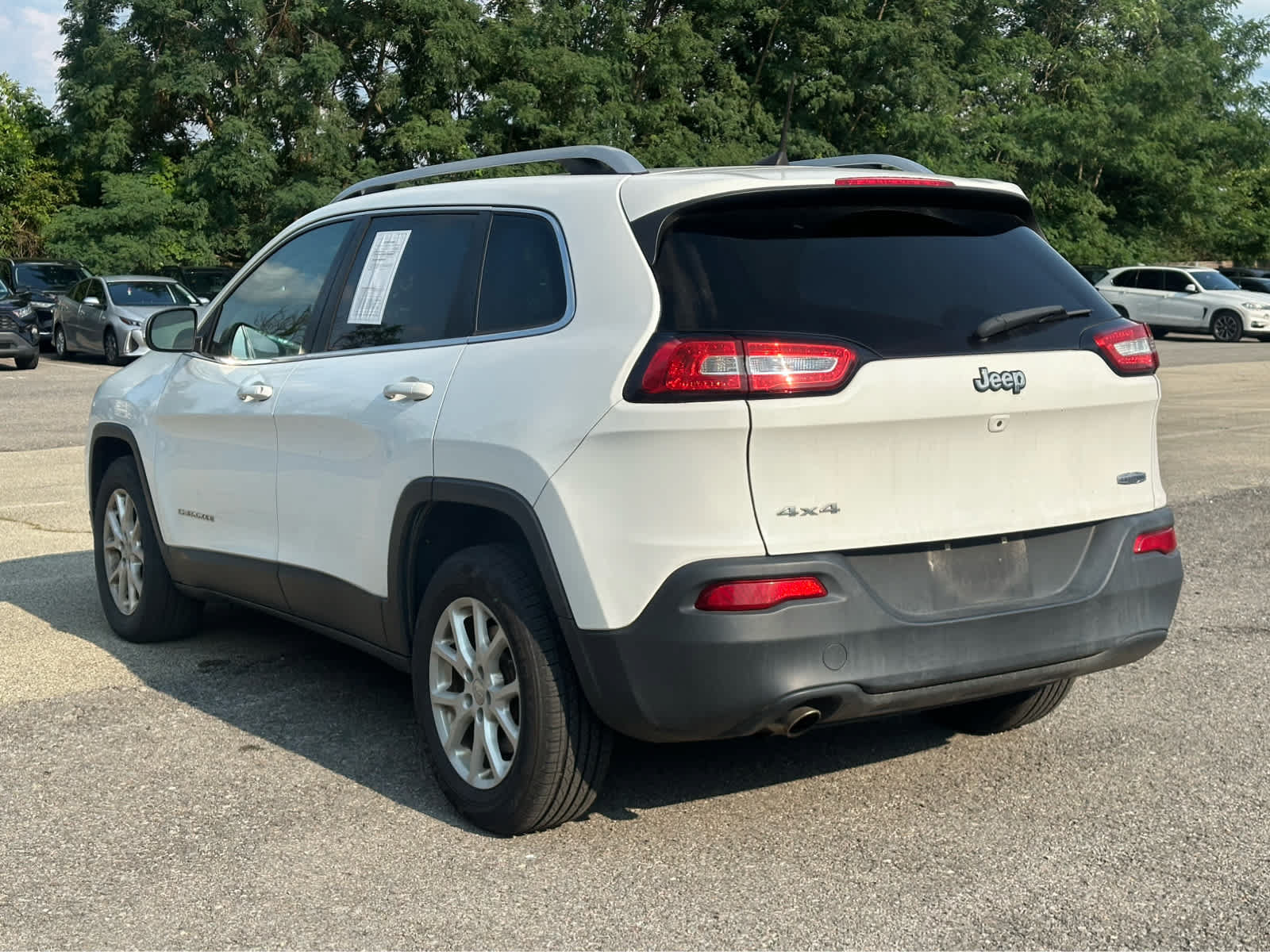 Used 2017 Jeep Cherokee Latitude w/ Cold Weather Group AWD/4WD image 5