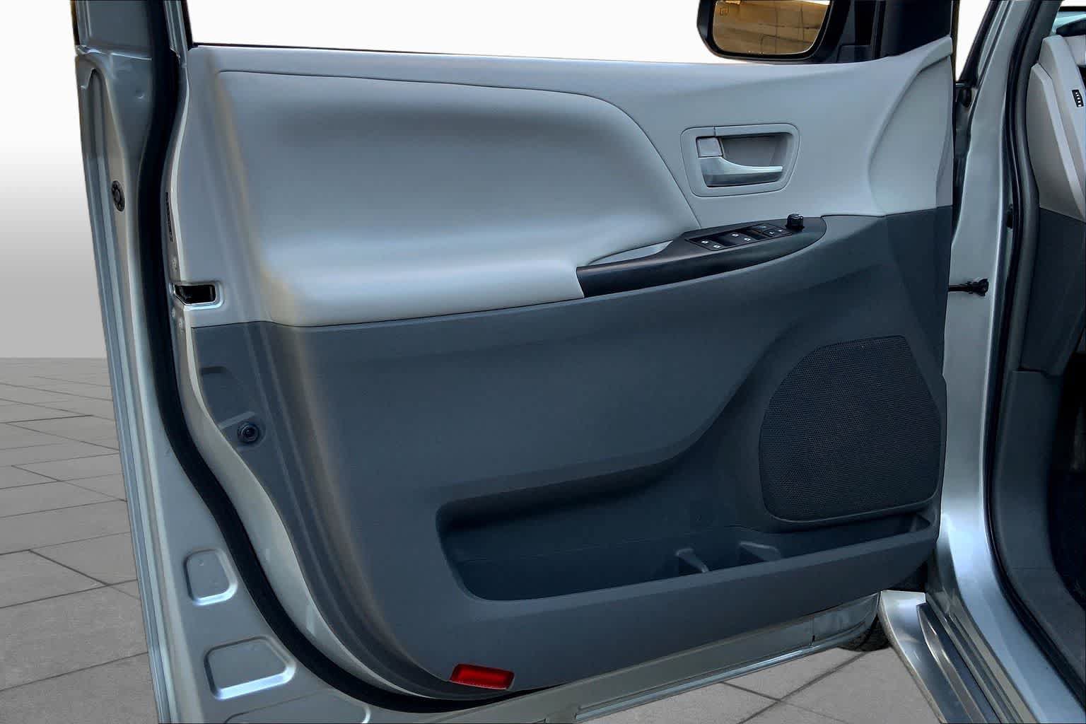 Used 2015 Toyota Sienna LE FWD image 21