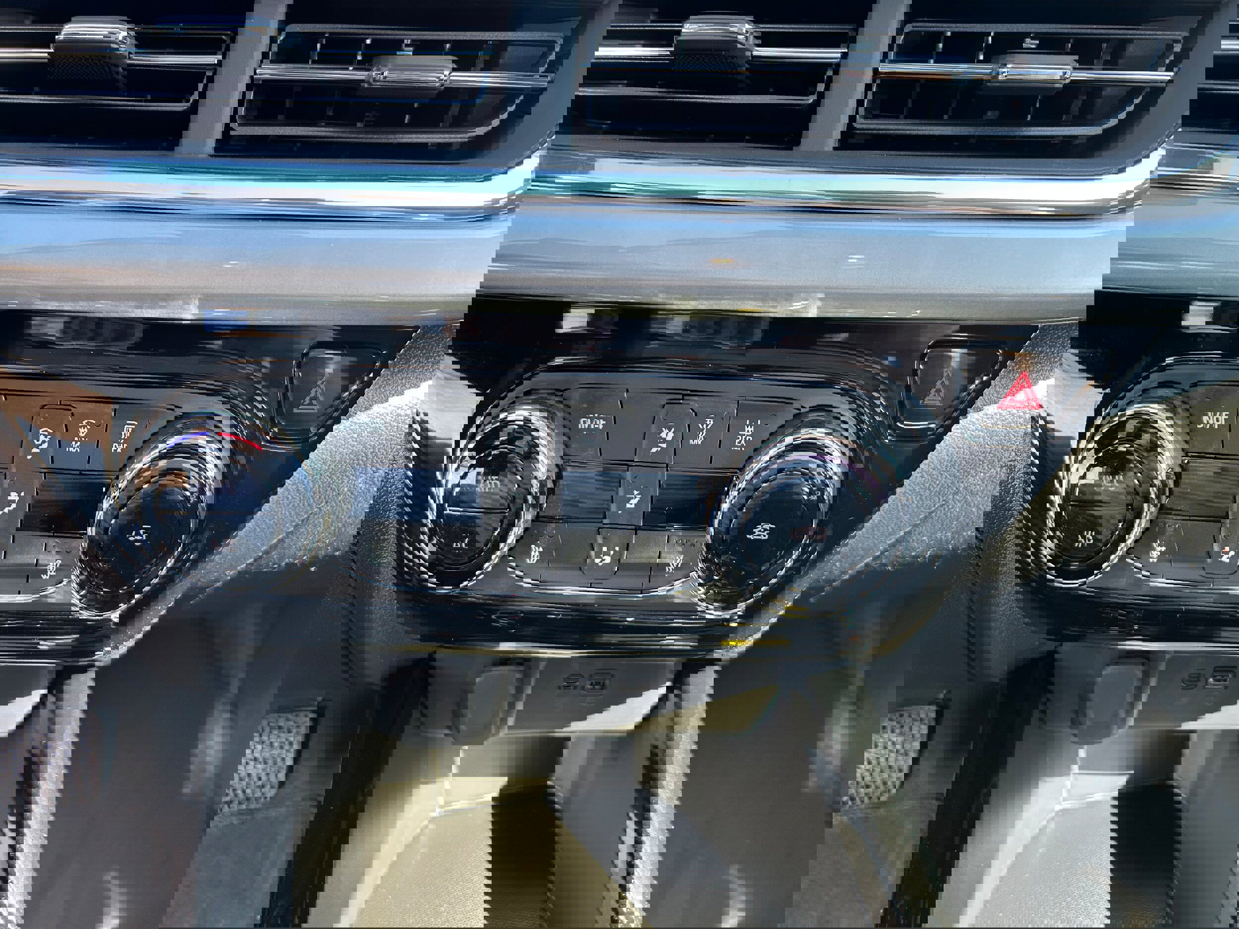 New 2026 Chevrolet Trax LT w/ Driver Confidence Package image 18