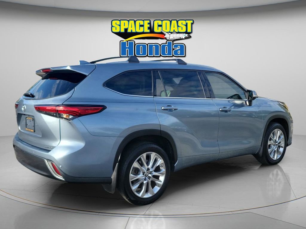 Used 2022 Toyota Highlander Limited image 3