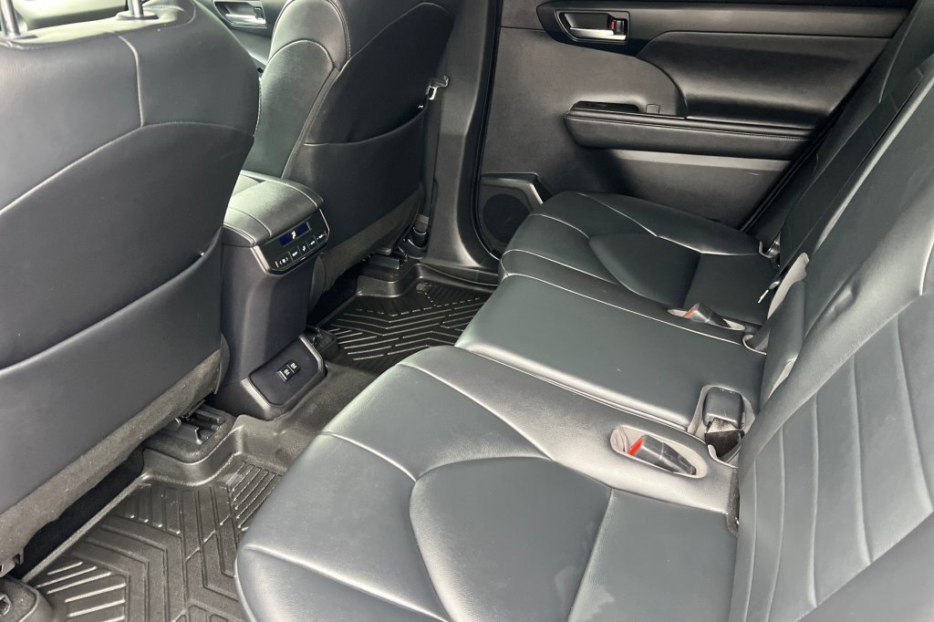 Used 2020 Toyota Highlander XLE image 9