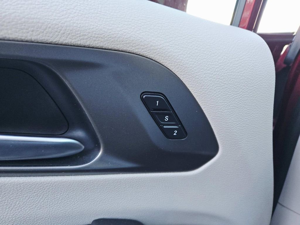 Used 2020 Chrysler Pacifica Touring-L image 36