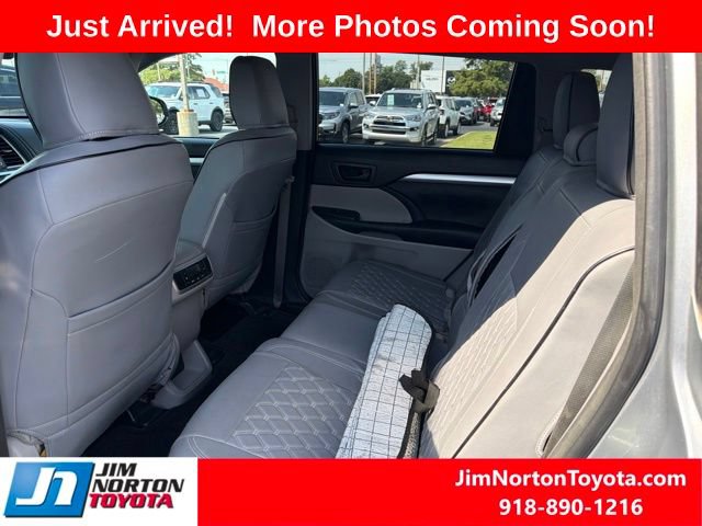 Used 2015 Toyota Highlander Plus FWD image 7