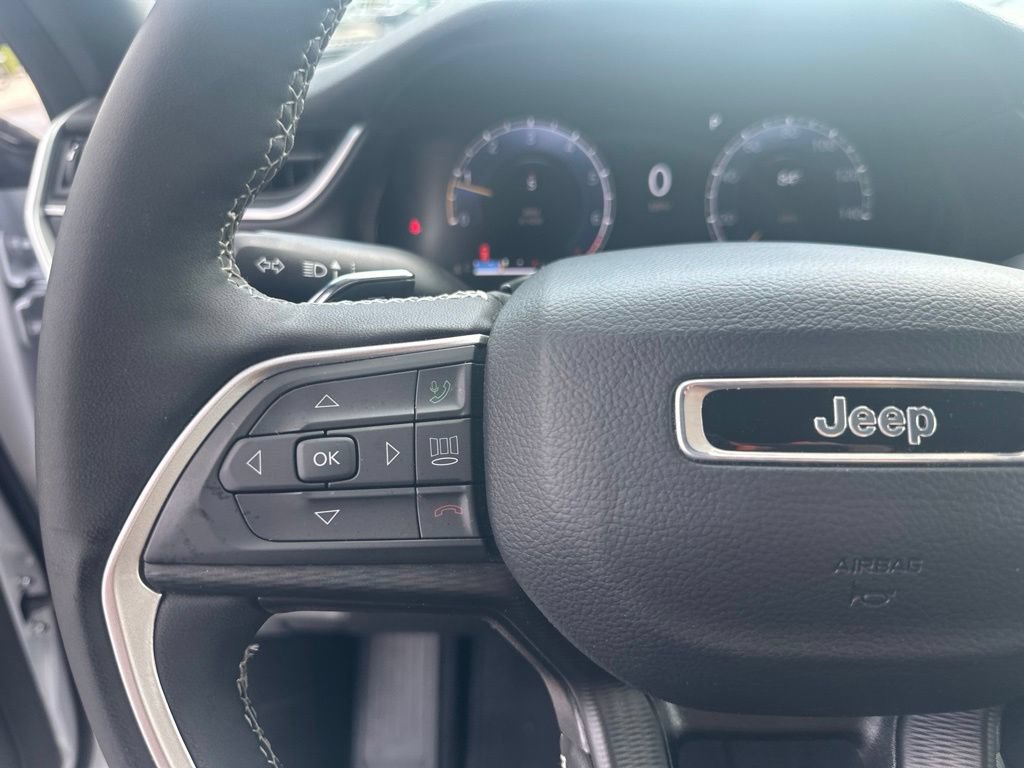 Used 2024 Jeep Grand Cherokee Laredo X w/ Luxury Tech Group I RWD image 17