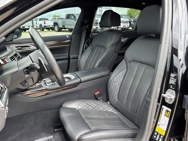 Used 2020 BMW 750i xDrive w/ Executive Package image 26