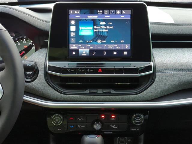 Used 2025 Jeep Compass Latitude image 14