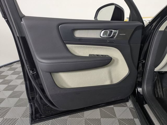 Used 2023 Volvo XC40 B4 Ultimate FWD image 10