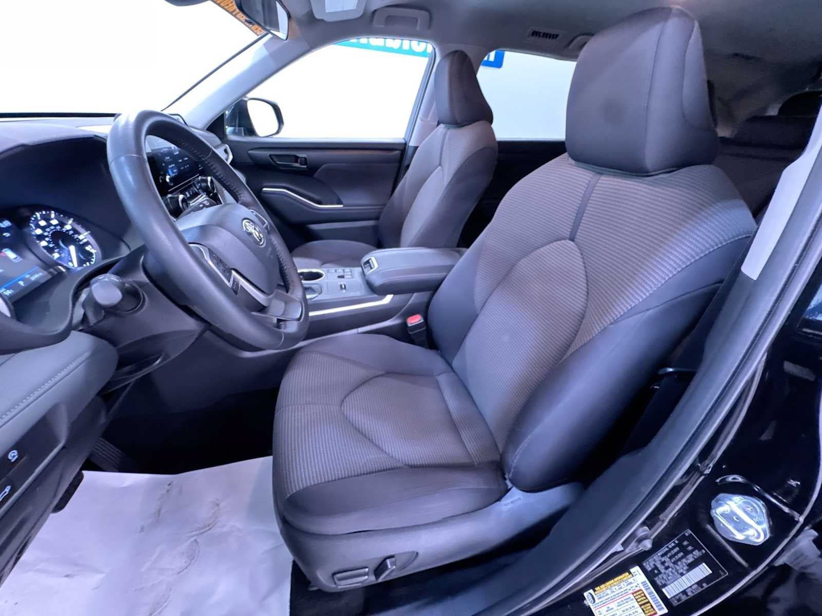 Used 2025 Toyota Highlander LE FWD image 14