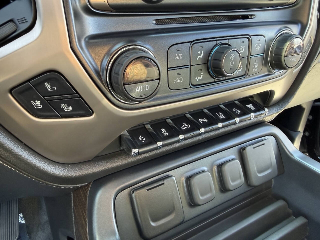 Used 2019 GMC Sierra 3500 Denali w/ Suspension Package, Off-Road AWD/4WD image 16