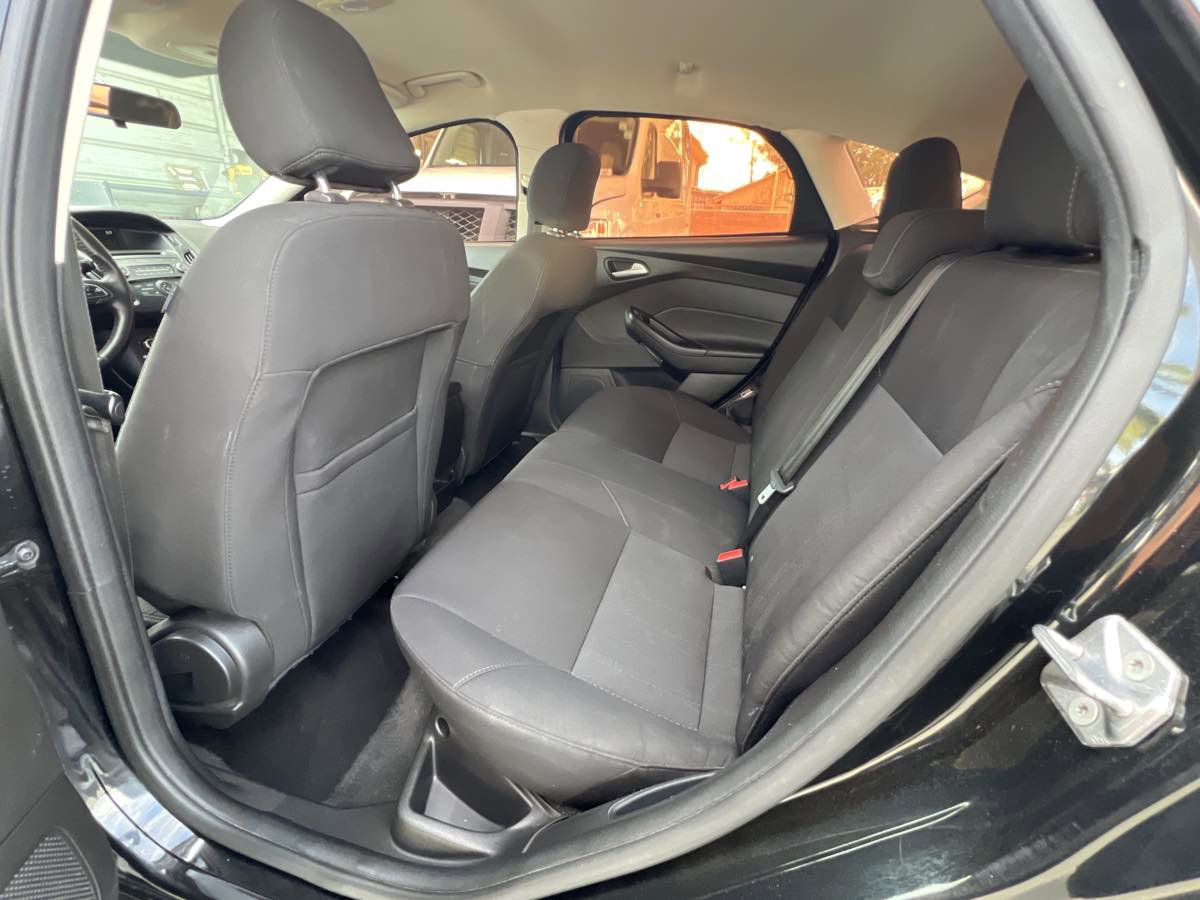 Used 2015 Ford Focus SE w/ SE Sport Package image 18