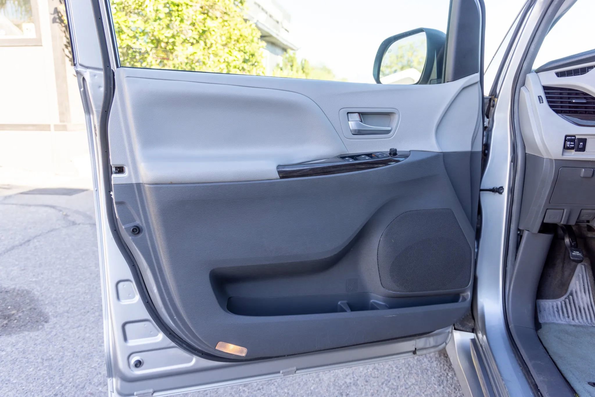 Used 2018 Toyota Sienna XLE image 9