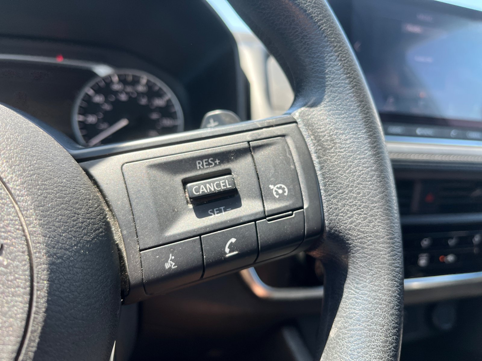 Used 2024 Nissan Rogue S AWD/4WD image 21