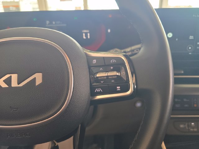Used 2025 Kia Carnival FWD image 27