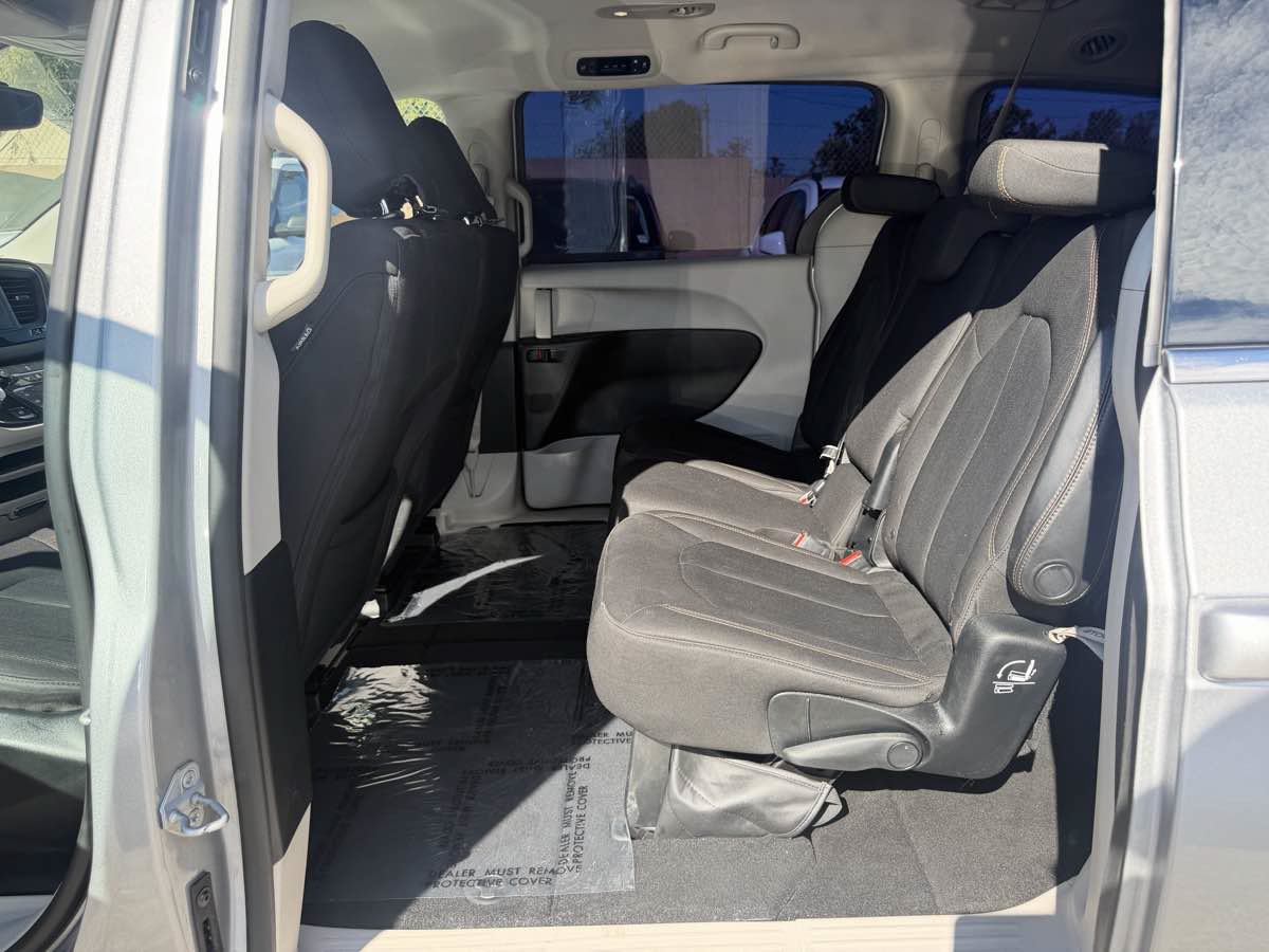 Used 2017 Chrysler Pacifica LX FWD image 17