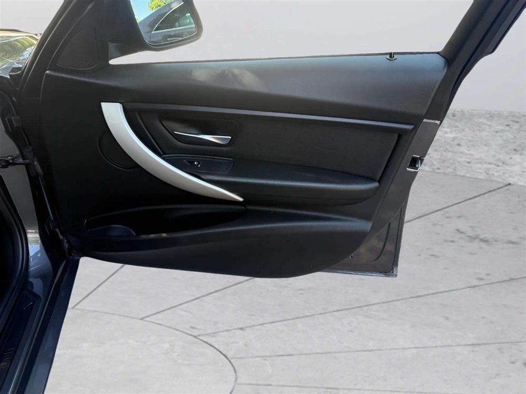Used 2018 BMW 320i Sedan RWD image 10